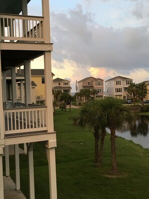 Property grounds - Galveston TX - Pointe West Cottage - Sleeps 10 - Golf Cart Included - Pets Free (Galveston)