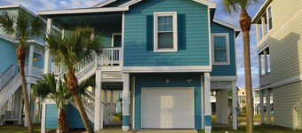 Pointe West Galveston - Sleeps 8-10 - Beach Club - Golf Cart - Dogs Welcome