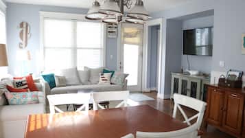 Televisión, reproductor de DVD, mesa de ping pong