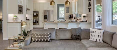 Smart-TV, fotballspill, bordtennis og stereoanlegg