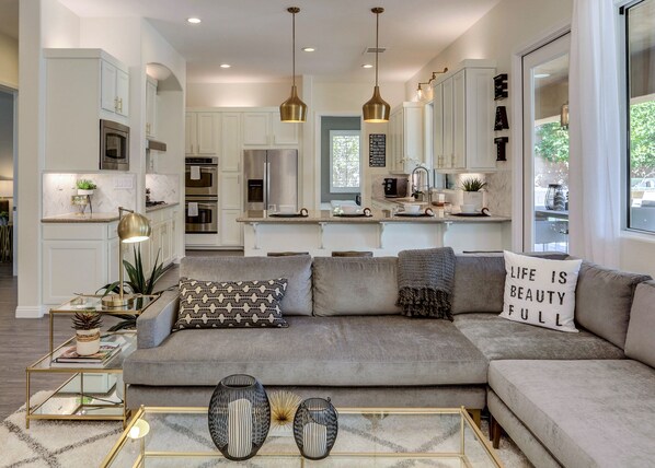 Smart TV, table football, ping pong, stereo