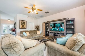 Smart TV, books, offices - Large 6BR Home, Close to Disney! Private Pool & Movie Theater, Gated (Kissimmee)