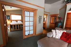 1 chambre, bureau, fer et planche à repasser, lit parapluie