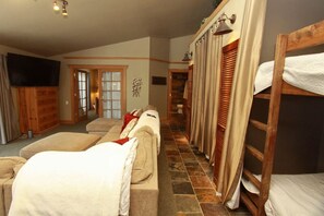 1 多间卧室、办公桌、熨斗/熨衣板、旅行婴儿床