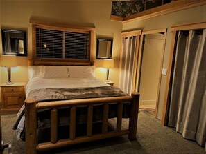 1 dormitorio, escritorio, tabla de planchar con plancha y cuna de viaje