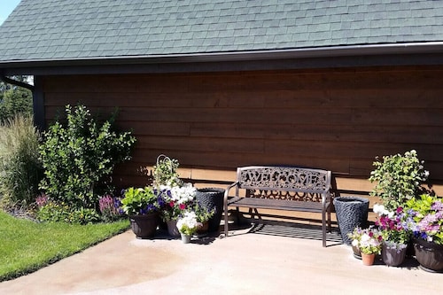 Suite Getaway at Green Bluff w/hot tub, BBQ,  private garden and views!