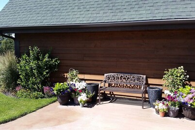Suite Getaway at Green Bluff w/hot tub, BBQ, private garden and views!