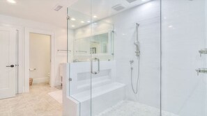 Dusche, Regendusche, Haartrockner, Handtücher