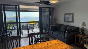 Smart TV, books, stereo, offices