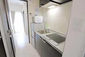 Design Quadruple Room, City View | Desk, laptop workspace, free WiFi, bed sheets