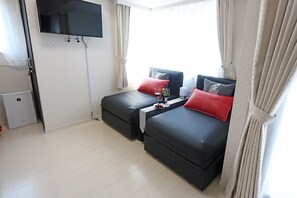 设计四人房, 城市景观 | 办公桌、笔记本电脑工作区、免费 WiFi、床单