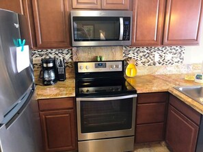 Refrigerador, microondas, horno y parrilla de estufa 