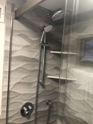 Dusche, Haartrockner, Handtücher, Seife