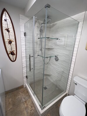 Shower, hair dryer, towels, soap - Kona Alii  306 Oceanfront Corner Condo, Amazing View in the Heart of Kona (Kailua-Kona)