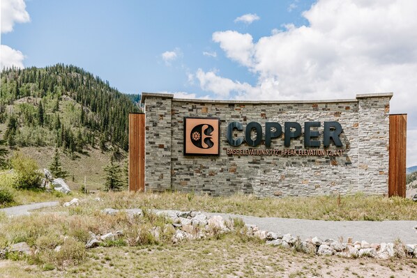 Segnaletica con la scritta 'COPPER' e indicazione dell'altitudine del punto più basso e del punto più alto.
