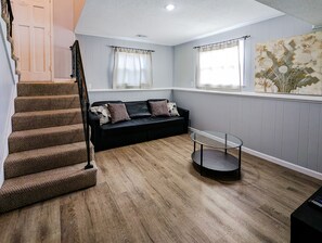 TV - Nice and cozy duplex close to everything in KC! (Overland Park)