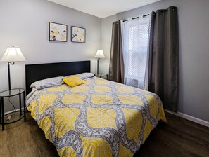 3 bedrooms, iron/ironing board, WiFi, bed sheets - Nice and cozy duplex close to everything in KC! (Overland Park)