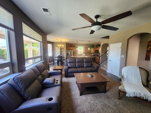 Smart TV, books - Far North East Heights Contemporary Home 4 bedrooms/ Hot-tub and Pets Welcome! (Albuquerque)