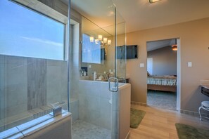 Shower, hair dryer, towels, soap - Far North East Heights Contemporary Home 4 bedrooms/ Hot-tub and Pets Welcome! (Albuquerque)