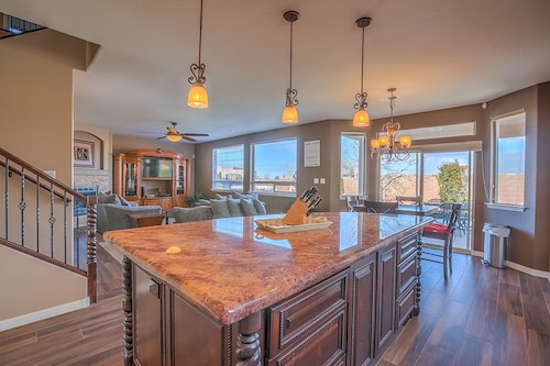 Far North East Heights Contemporary Home 4 bedrooms/ Hot-tub and Pets Welcome!