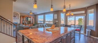 Far North East Heights  4 bedrooms/ Hot-tub and Pets Welcome, 5G Fiber WiFi !