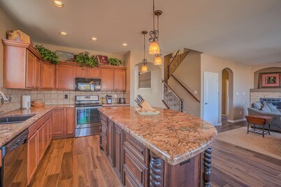 Far North East Heights Contemporary Home 4 bedrooms/ Hot-tub and Pets Welcome!