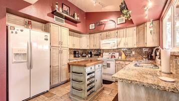 Jääkaappi, mikroaaltouuni, uuni, liesi