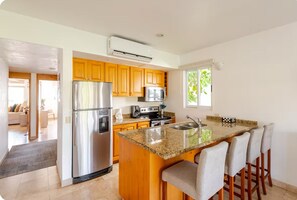 冷蔵庫、電子レンジ、オーブン、コンロ