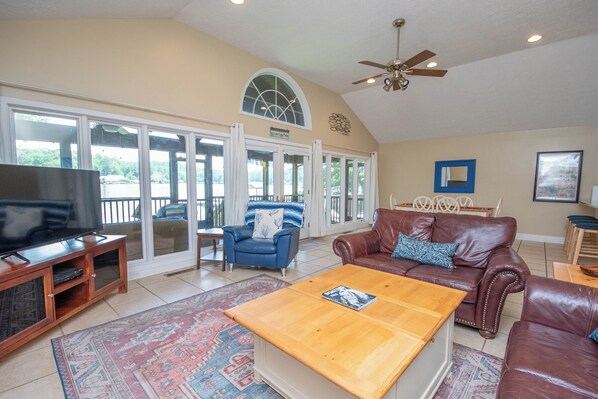 Smart-TV, Netflix, Hulu, DVD-Player