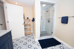 Combined shower/tub, hair dryer, towels, toilet paper - Private Boat Ramp, Dock, Pet Friendly, Screen Porch, Firepit, Fish, Kayak, Relax (Jacksons' Gap)