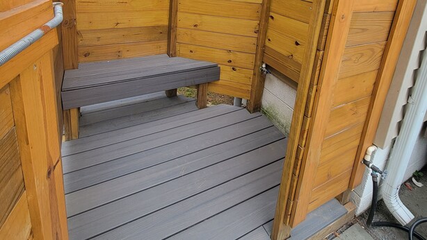 A wooden outdoor deck with a bench and a door with a decorative wreath. - July 4-11 & Jul 11-18 last-minute availability! (Rehoboth Beach)