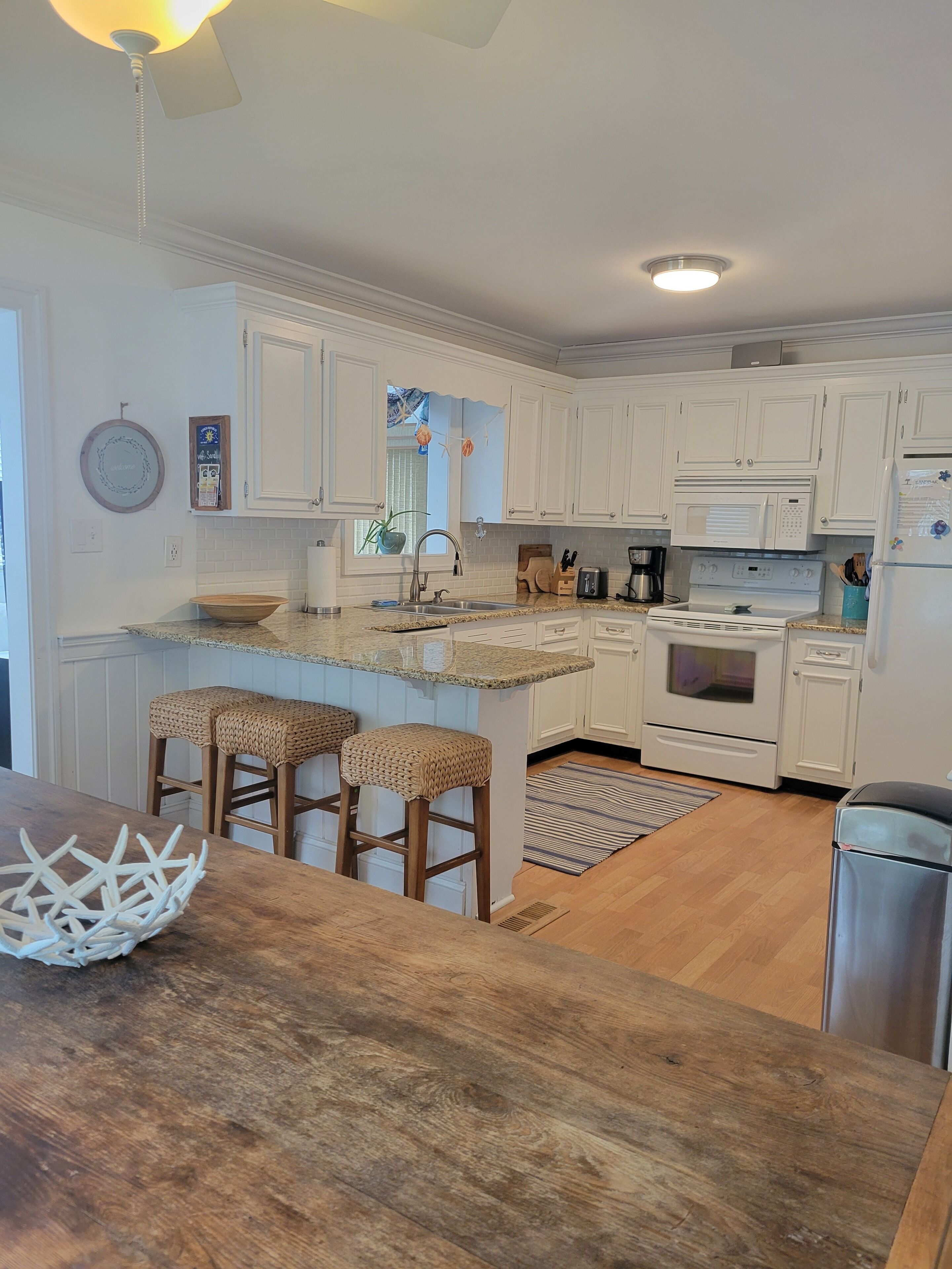 Jääkaappi, mikroaaltouuni, uuni, liesi