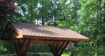 This charming and spacious home on 1.5 acres..SLEEPS 16 and 35 NEARBY COTTAGE