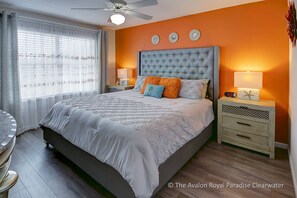 2 habitaciones, escritorio y tabla de planchar con plancha