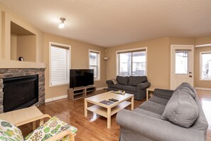Smart TV - Tastefully Furnished Comfortable and Quiet 3 bed, 2.5 bath in nice neighborhood (Calgary)
