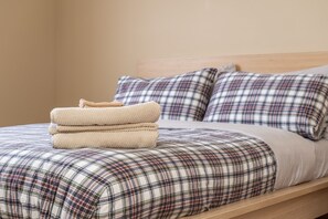 3 bedrooms, iron/ironing board, free WiFi, bed sheets - Tastefully Furnished Comfortable and Quiet 3 bed, 2.5 bath in nice neighborhood (Calgary)