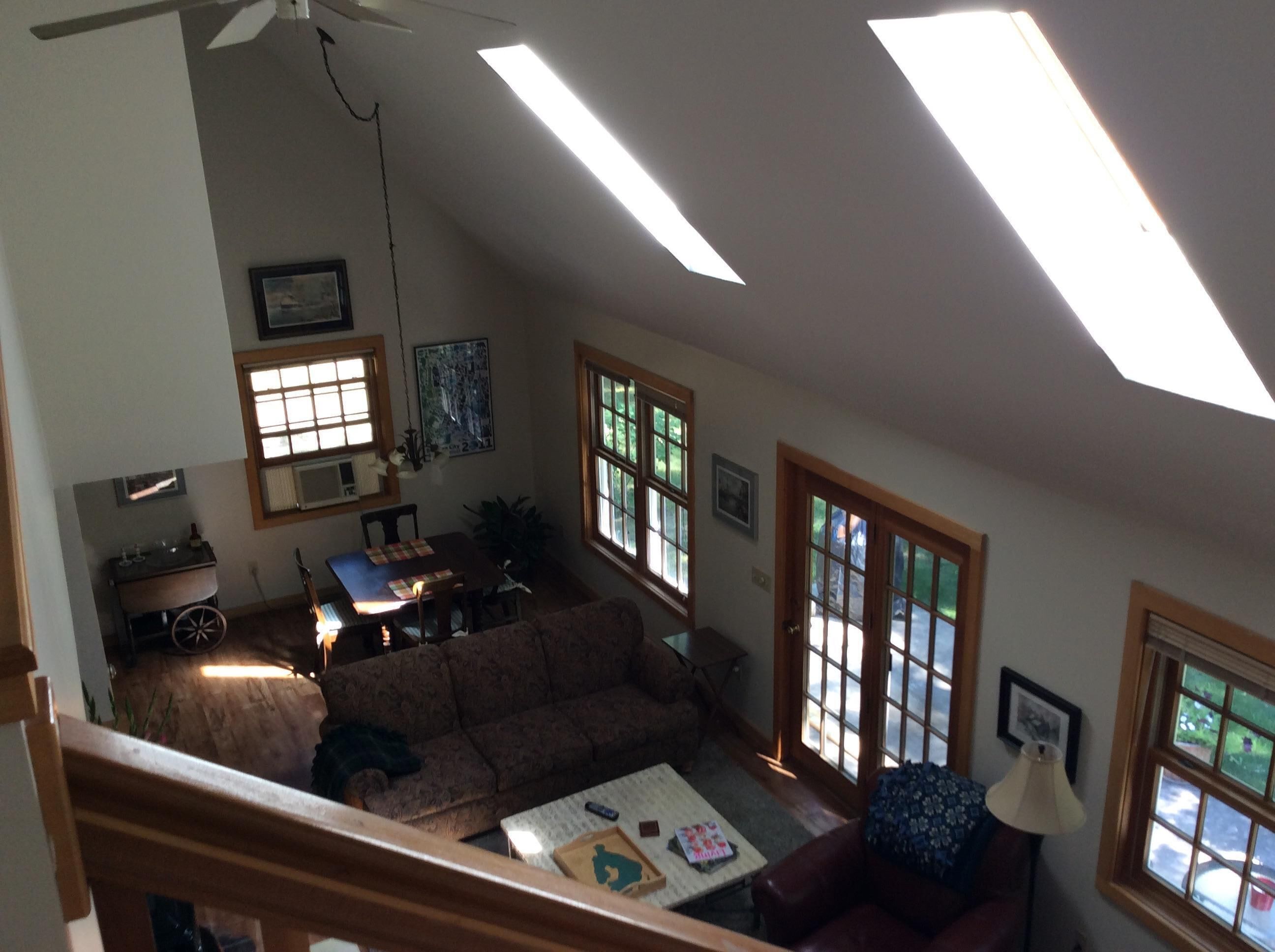 Een smart-tv, een dvd-speler en een stereo