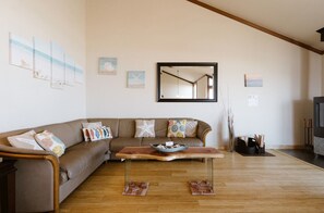 智能电视、壁炉、DVD 播放器、桌上足球