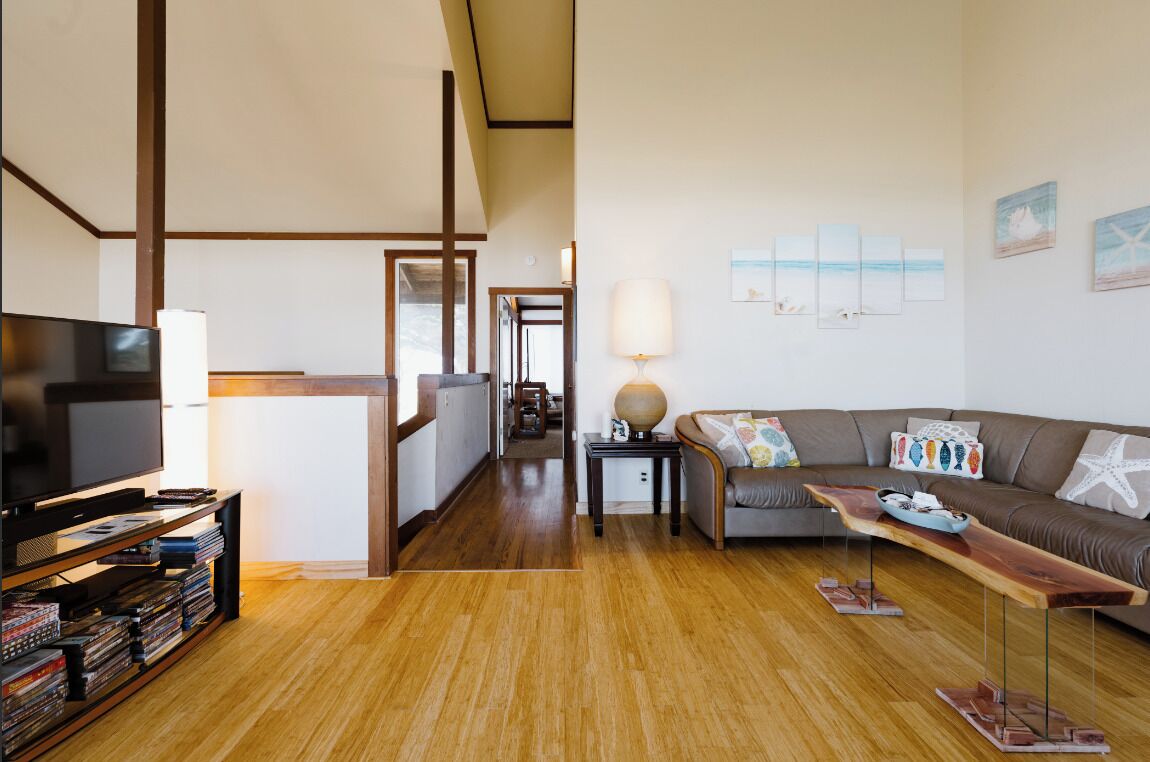 Älytelevisio, takka, DVD-soitin, pöytäjalkapallopöytä