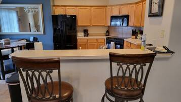 雪櫃、微波爐、焗爐、爐具