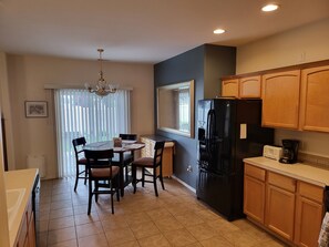 冰箱、微波炉、烤箱、炉灶