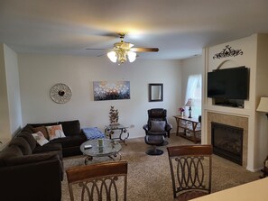 Smart TV, caminetto, lettore DVD, videoteca