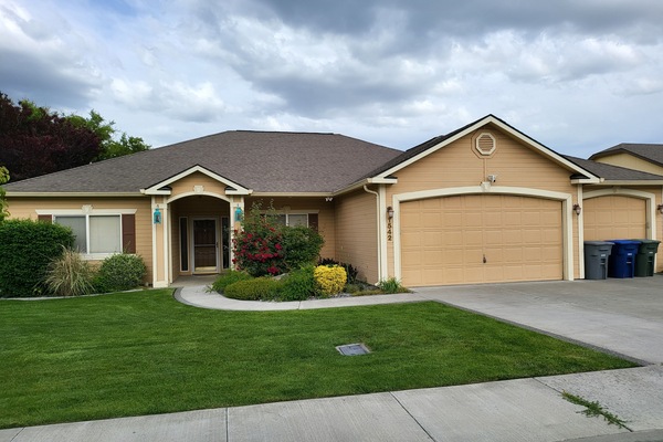 Single story Home with out stairs. 3 car garage. Guest may use double bay.