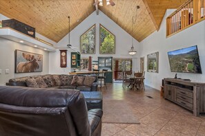 Smart TV, fireplace, video games, DVD player - Large, Beautiful Cabin on Tonto Creek in Kohl's Ranch /Game Room/Hot Tub/Views (Payson)