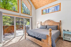 3 bedrooms, desk, iron/ironing board, travel crib - Large, Beautiful Cabin on Tonto Creek in Kohl's Ranch /Game Room/Hot Tub/Views (Payson)