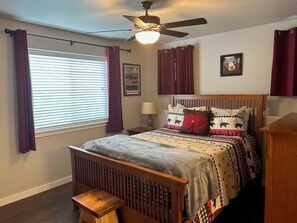 2 bedrooms, iron/ironing board, travel crib, free WiFi - Popular Bozeman Vacation Condo!  Convenient central location (Bozeman)