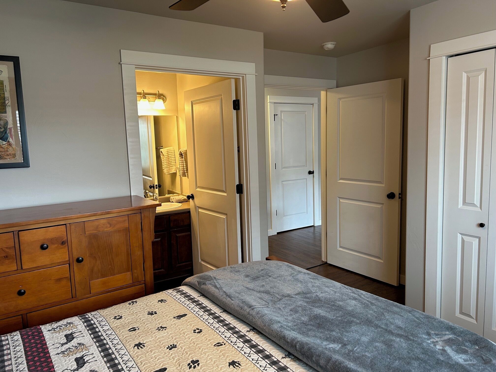 2 soverom, strykejern/-brett, reiseseng for barn og wi-fi (inkludert)