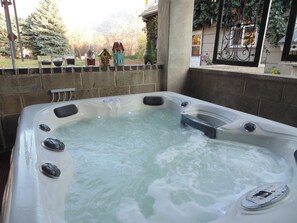 Outdoor spa tub - The Ivy Cottage in Little Cottonwood, Sandy Utah (Sandy)