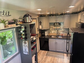 Fridge, microwave, oven, stovetop - The Ivy Cottage in Little Cottonwood, Sandy Utah (Sandy)