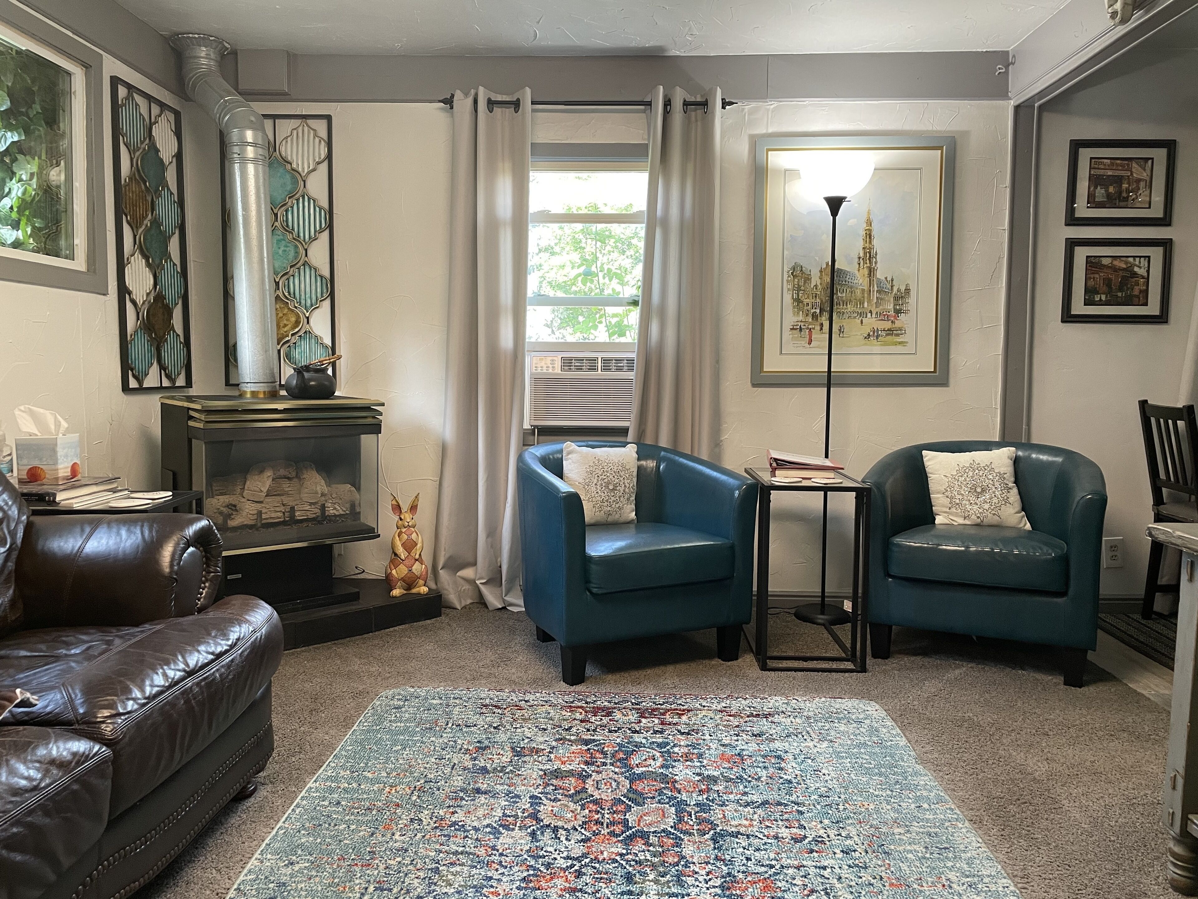 Smart-tv, een open haard, een dvd-speler en boeken